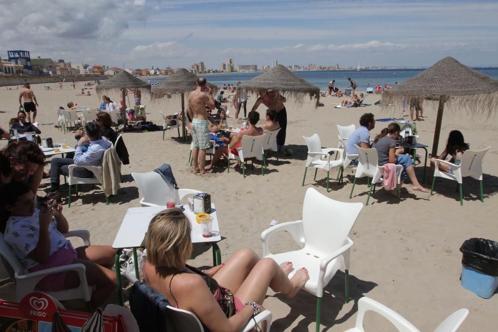 Turistas y locales disfrutan de un día de playa