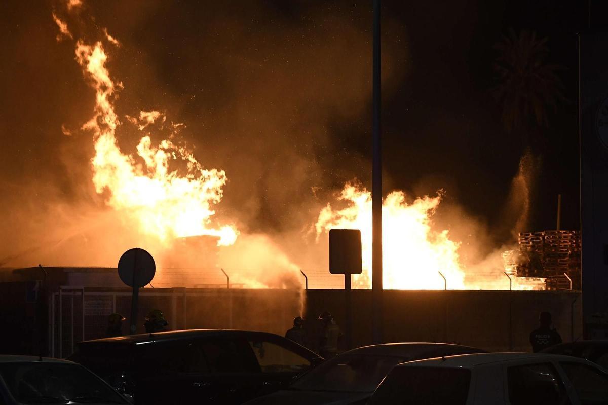 Bomberos trabajan en el aparatoso incendio de una nave de Puente Tocinos, en Murcia, de madrugada.