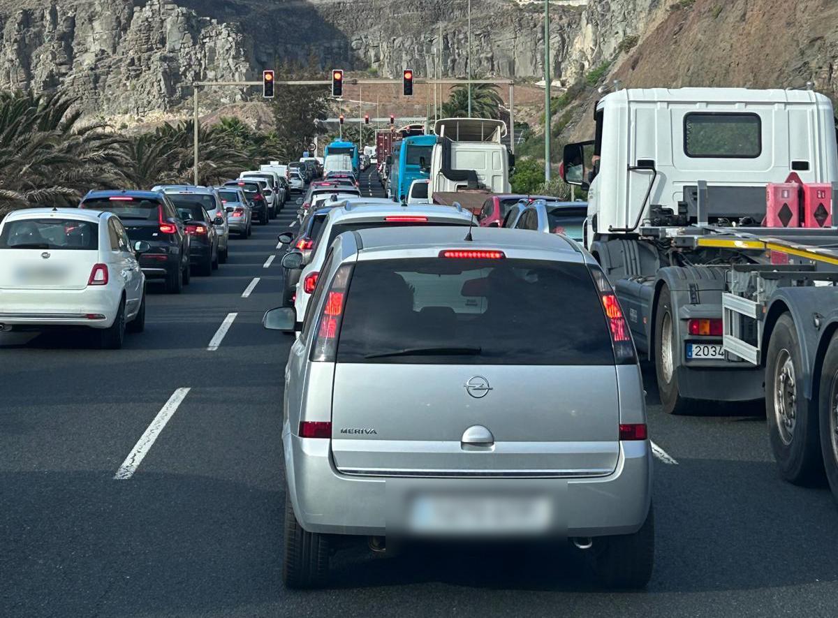 Retenciones a la salida de Las Palmas de Gran Canaria debido a un camión incendiado en el túnel de La Laja este viernes.