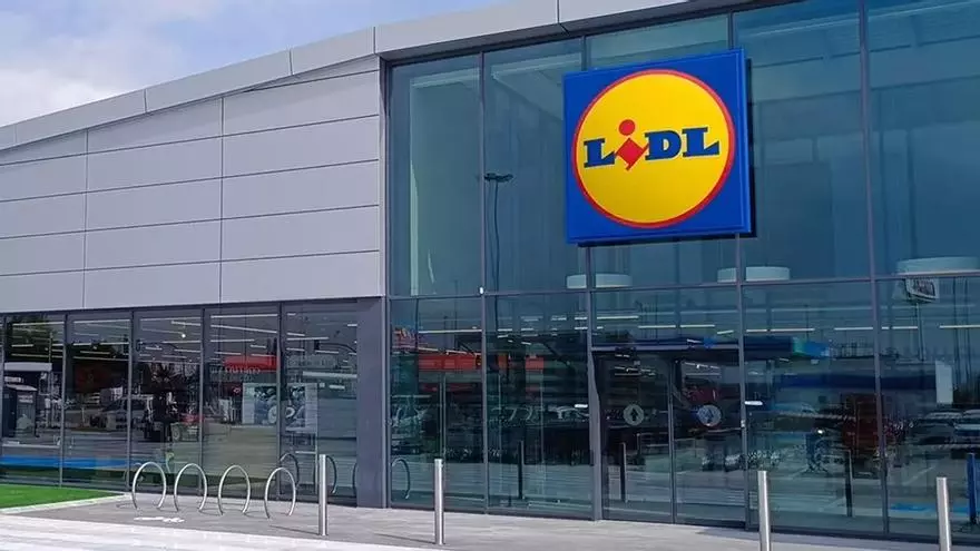 VÍDEO | Colas kilométricas en Lidl para conseguir el par de sandalias cómodas más baratas: de colores alegres y disponible en varias tallas