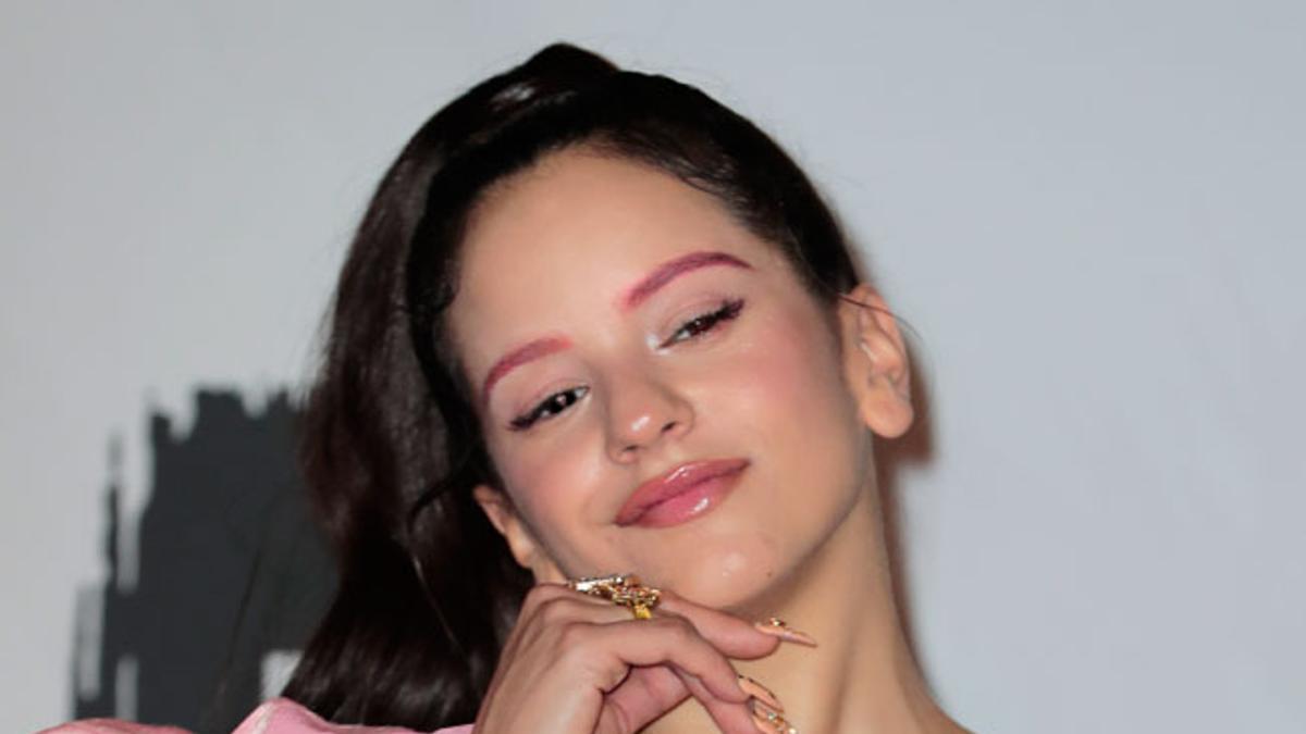 Rosalía con look de María Escoté y cejas rosas en los MTV EMAs 2018