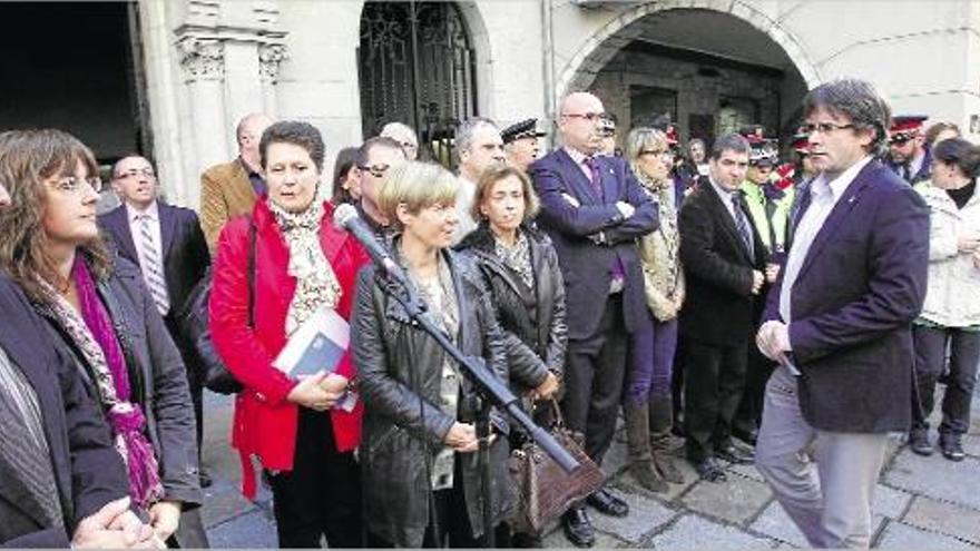 Rebuig i consternacióMinut de silenci a les portes de l&#039;Ajuntament de Girona