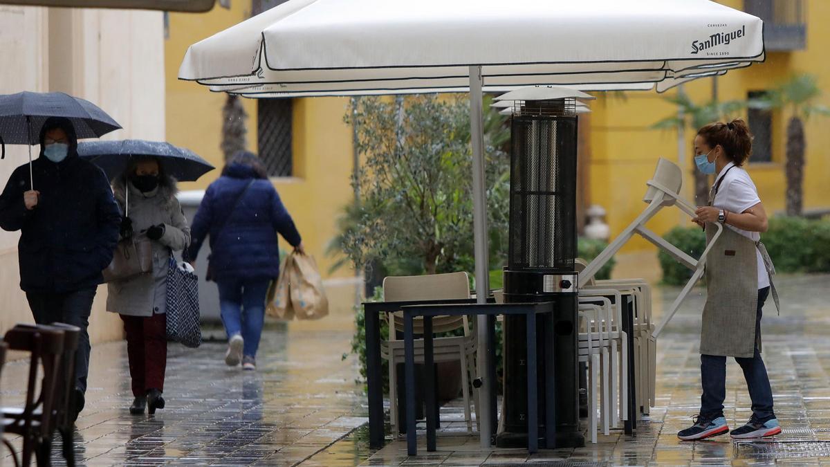 Recogida de mesas en bares y restaurantes antes de las cinco de la tarde.