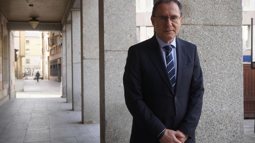 El subdelegado del Gobierno en Zamora, Ángel Blanco García, en los soportales de la sede institucional. | JOSE LUIS FERNÁNDEZ