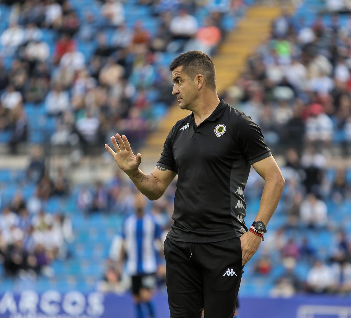 Torrecilla, en el área técnica durante el último partido contra el Saguntino