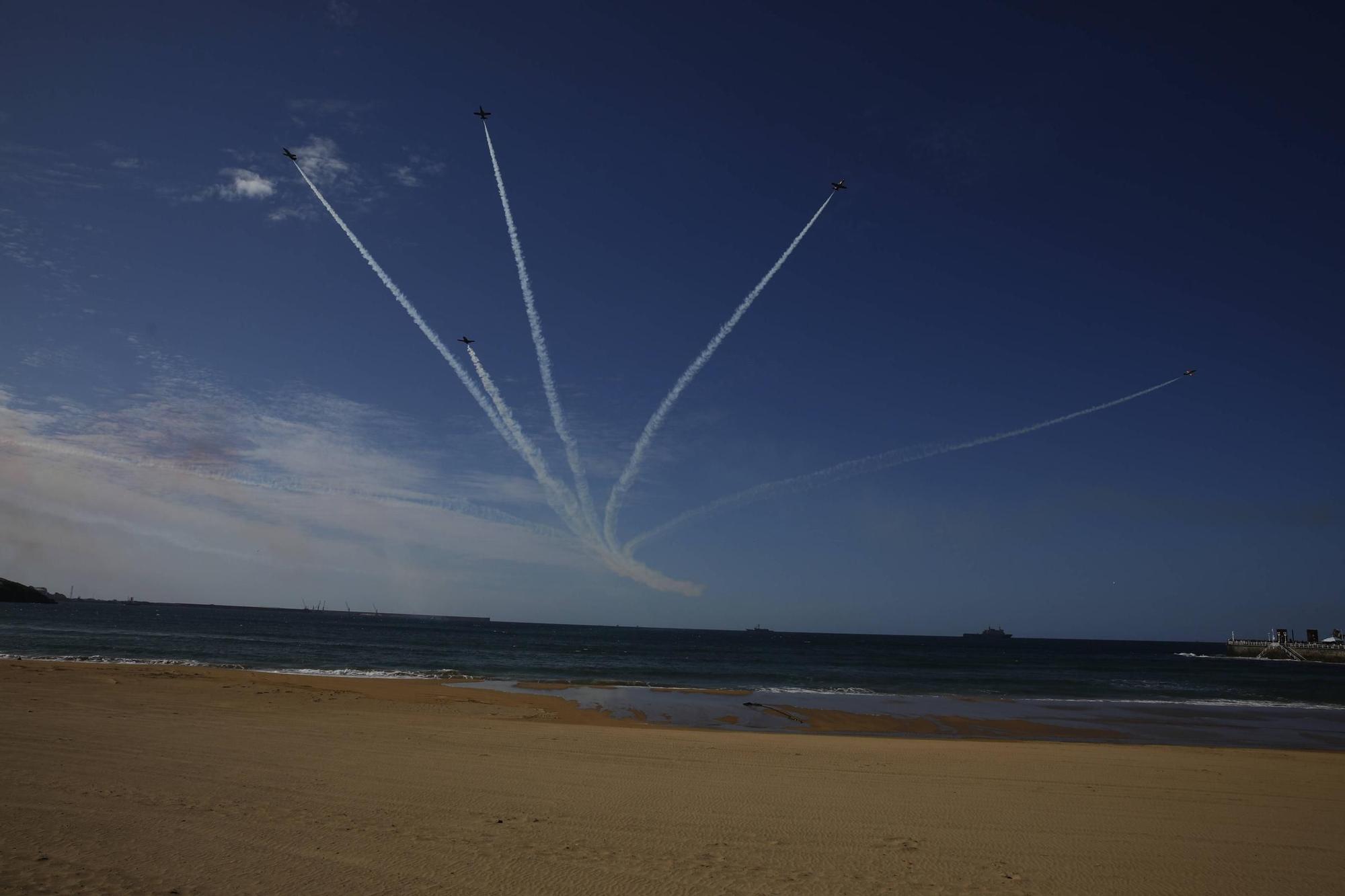 EN IMÁGENES: Así fue la revista naval  del Rey Felipe VI y la exhibición aérea en Gijón por el Día de las Fuerzas Armadas