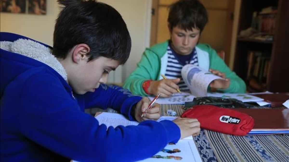 Pau y Unai alumnos de quinto de primaria haciendo los deberes de la escuela