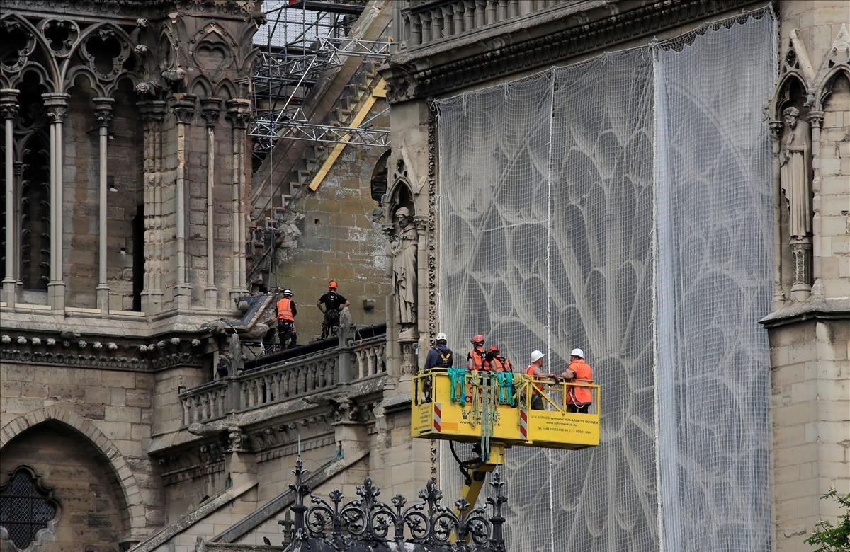 Trabajadores fortalecen una parte de la catedral de Notre-Dame, una semana después del incendio masivo que devastó gran parte de la estructura gótica.