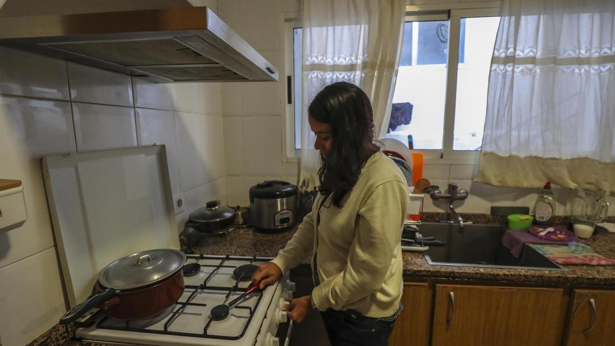 Una mujer receptora de la Renta Valenciana de Inclusión, en una imagen de archivo.