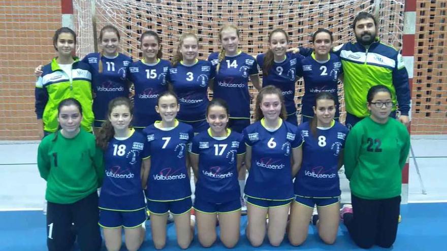 Formación del equipo cadete femenino del BM Zamora patrocinado por Valbusenda.