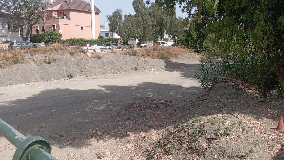 El cauce del arroyo Jaboneros, el pasado fin de semana, sin vehículos gracias a los topes de la Policía Local, al fondo.