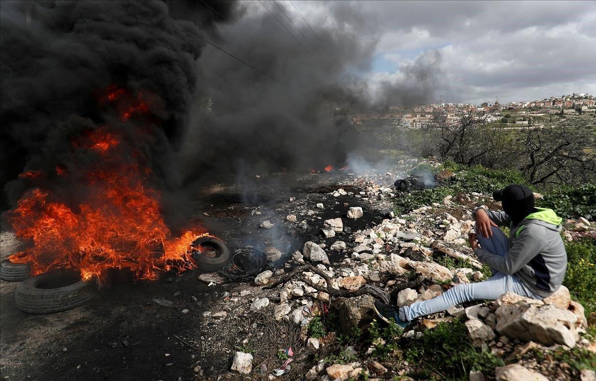 Un manifestante palestino descansa durante los enfrentamientos con las tropas israelíes en una protesta cerca del asentamiento judío de Qadomem, cerca de Nablus, en la franja de Cisjordania ocupada por Israel.