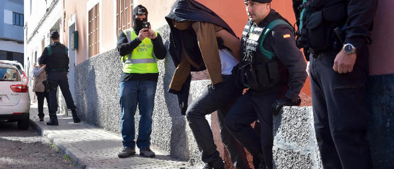 La detención del presunto yihadista llevada a cabo el pasado martes (arriba) ha suscitado el debate en las calles del barrio de San Juan. Al lado, de pie, Teresa Hernández, mientras habla con Marina Moliner, Sherezade Rodríguez y Nayra Martín, sentadas de izquierda a derecha en el banco. Sobre estas líneas, Leocadio Trujillo (de rojo) conversa también sobre el tema con Faustino Rivero (en medio) y Paco Reyes.