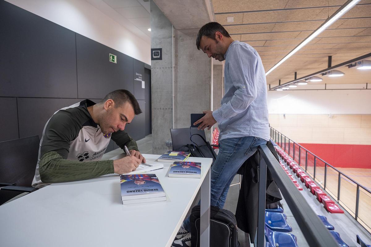 Sergio Lozano y Llorenç Tarrés conversan en la ciutat esportiva Joan Gamper a raíz de la publicación de su libro &quot;Goles y cicatrices”