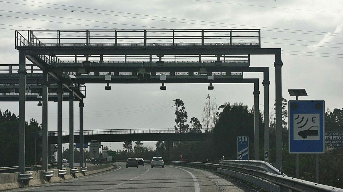 Pórtico de “telepeaje” instalado en la A-28 entre Viana do Castelo y Oporto.