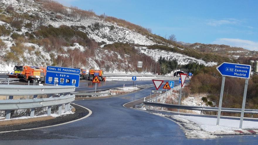 Nieve en Sanabria: las máquinas de conservación trabajan a destajo en Padornelo