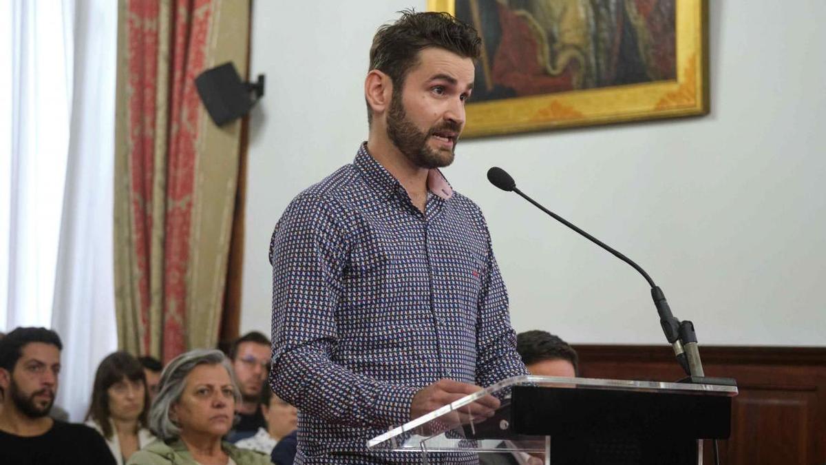 Ciro Molina, víctima de abusos, en el pleno del Ayuntamiento de La Laguna donde pidió el cese del obispo.