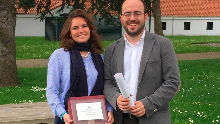 Andrea Pérez y Alejandro García Bayón, con la placa y el diploma del premio de &quot;Sine Dolore&quot;.