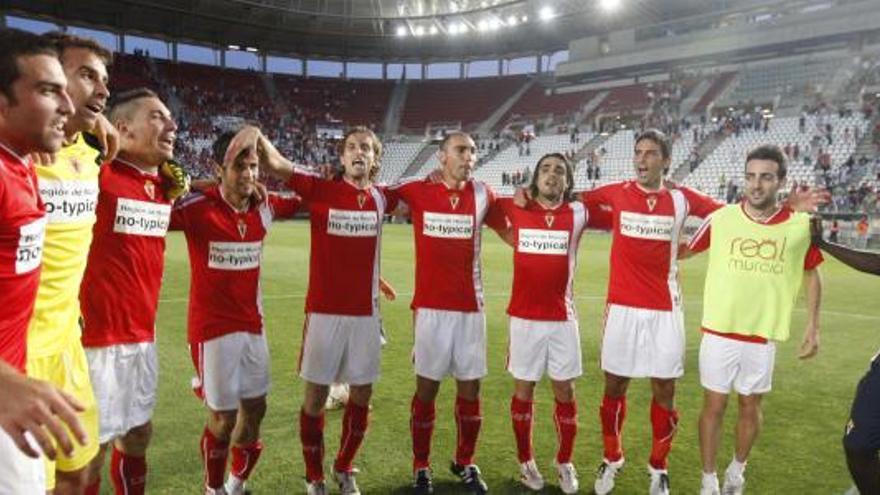 Los jugadores granascelebran sobre el césped de Nueva Condomina la conquista del título de Campeones de Segunda B