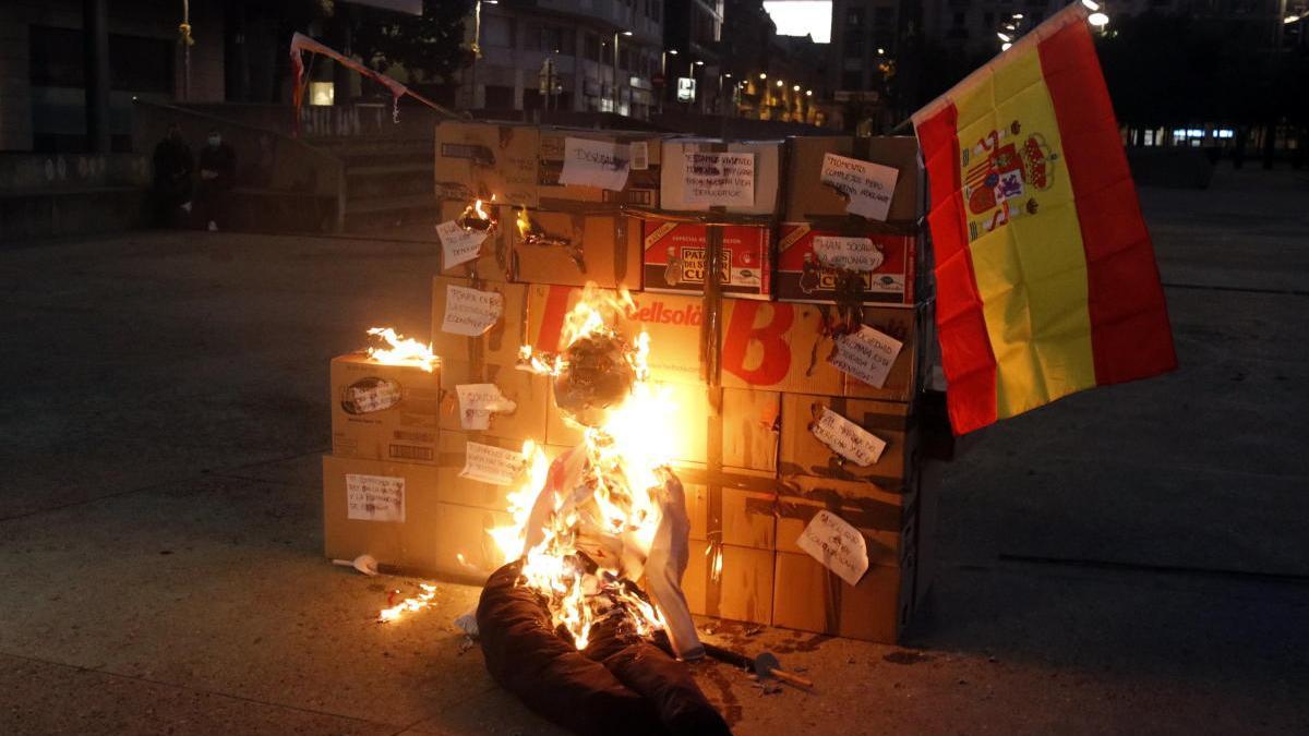 El ninot de Felip VI, les banderes espanyoles i les caixes de cartró cremant-se aquest 3 d&#039;octubre del 2020