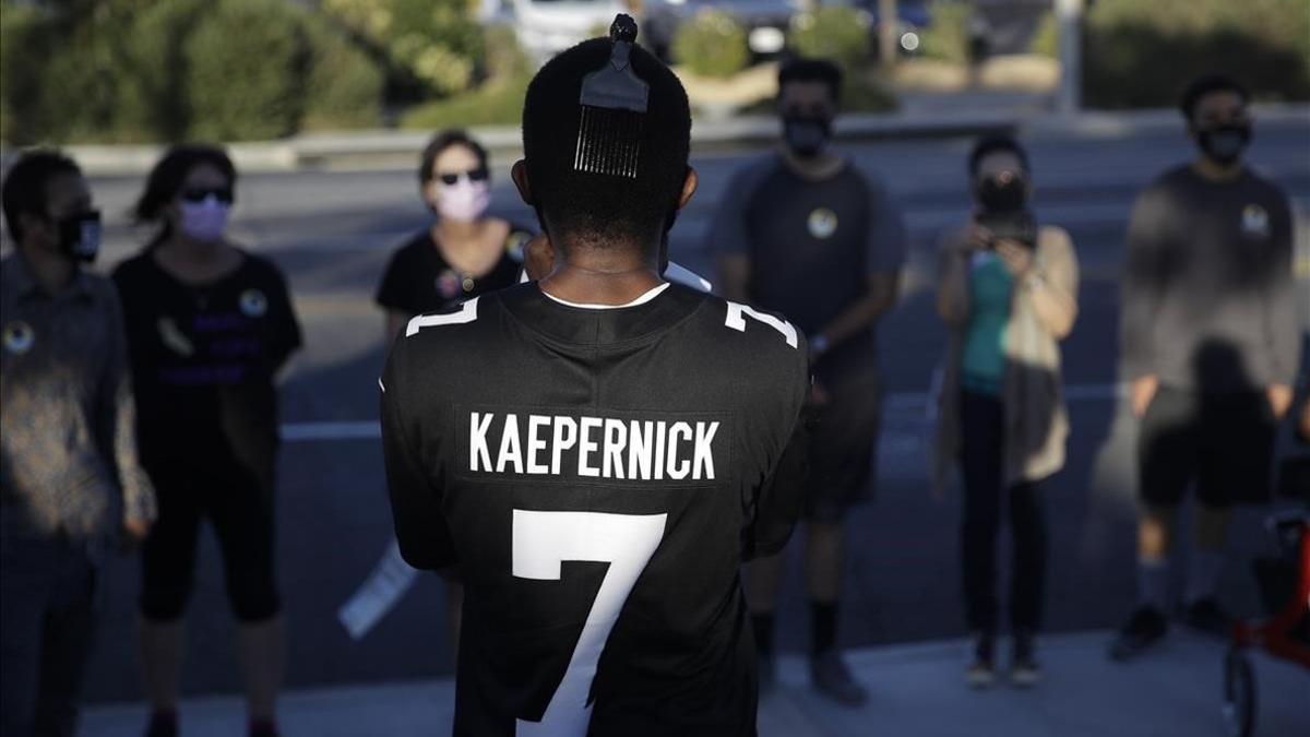 Un manifestante en California lleva una camiseta de Kaepernick