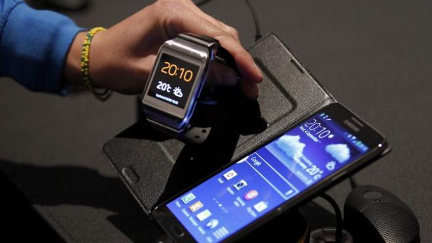 El Galaxy Gear se puede conectar con un &#039;smartphone&#039;.