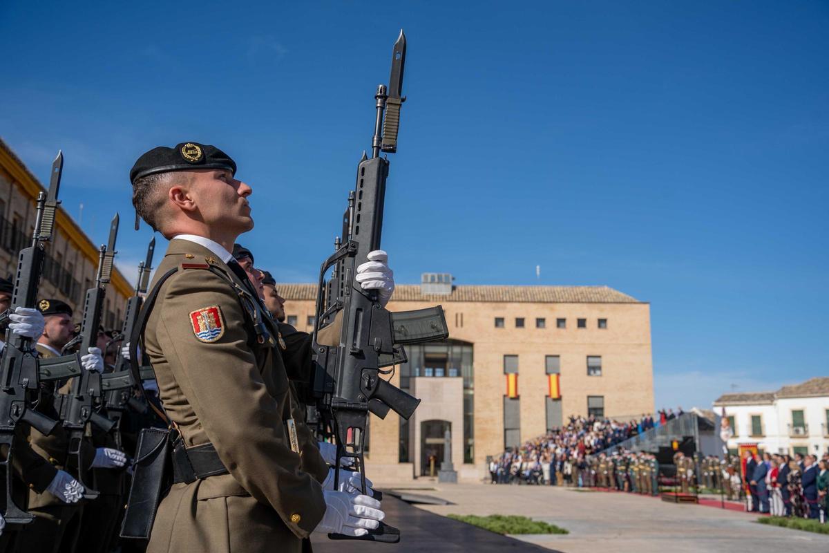 Acto de la jura de bandera civil de Baena, este sábado, en la plaza de la Constitución.