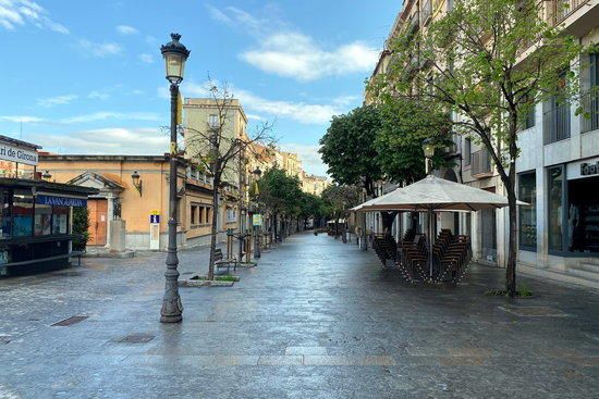 La Rambla de Girona buida pel Sant Jordi del 23 d'abril