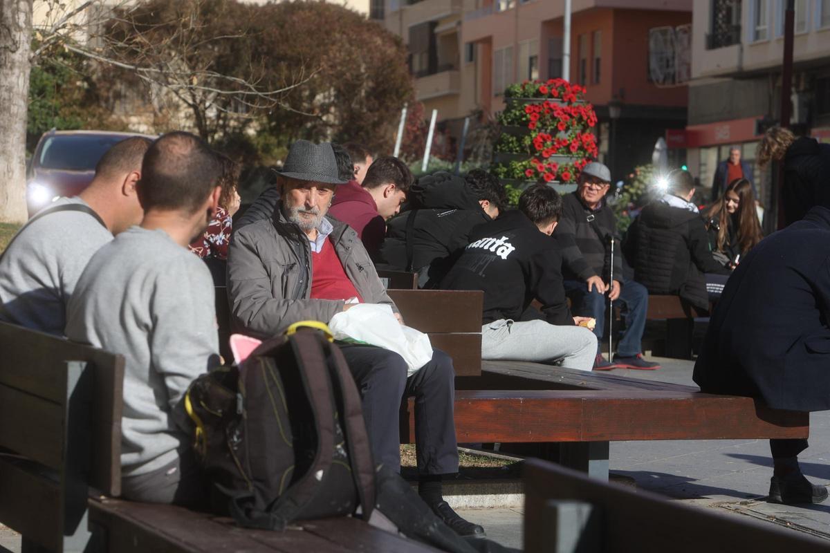 "Los martes al sol" en Alicante: el buen tiempo invita a salir a la calle en pleno enero