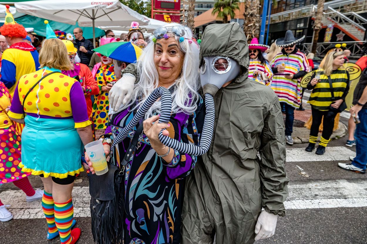 Los británicos desafían a la lluvia y celebran su "Fancy Dress Party" en Benidorm