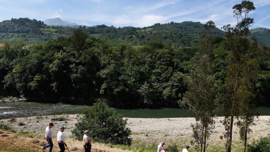 El exterior de la cueva, con el Nalón a cincuenta metros.