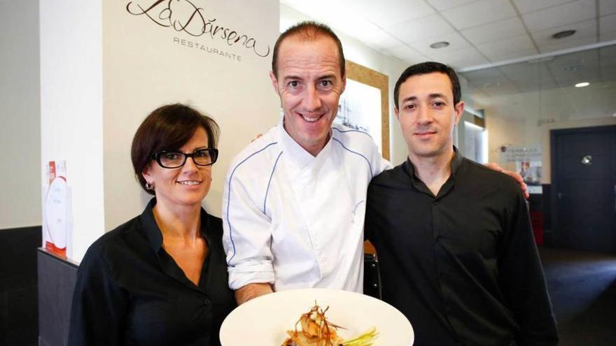 Ana Álvarez, Rubén Junquera y Pedro de Brito, de La Dársena, con la tapa de inspiración hindú: bechamel de manzana y foie envuelta en pasta brick y decorada con puré de manzana y reducción de vinagre balsámico.