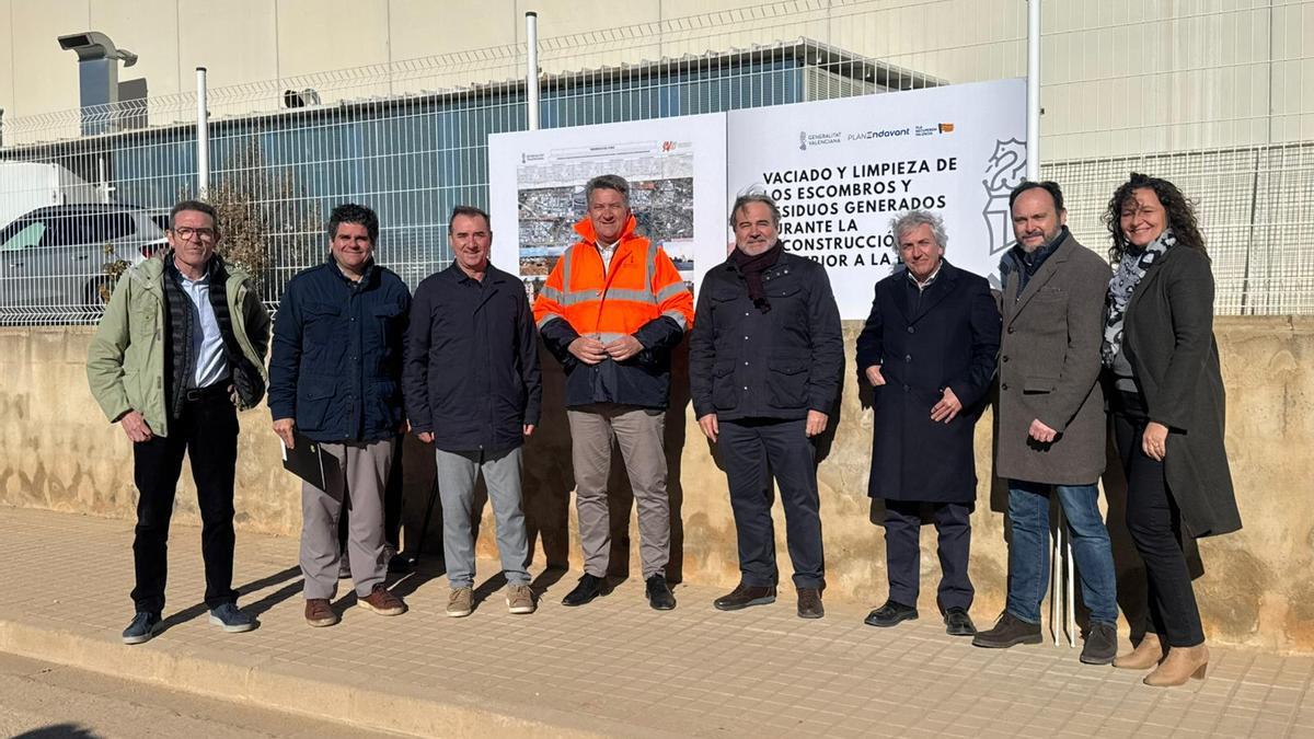 Martinez Mus certifica juntament amb l'alcalde Robert Raga el buidatge d'enderrocs en el municipi.