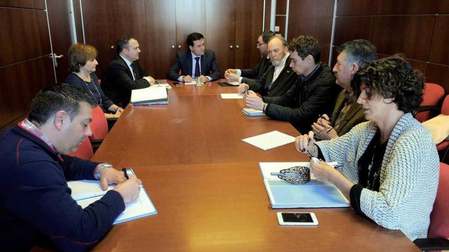 El consejero de Industria y los representantes de los alcaldes mineros, durante la reunión de ayer.