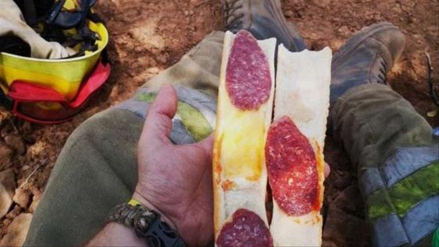 Bocadillo de pan con chorizo, la comida de un trabajador forestal durante estos días en los incendios en Zamora.