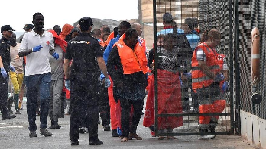Un grupo de inmigrantes rescatados, ayer en Almería.