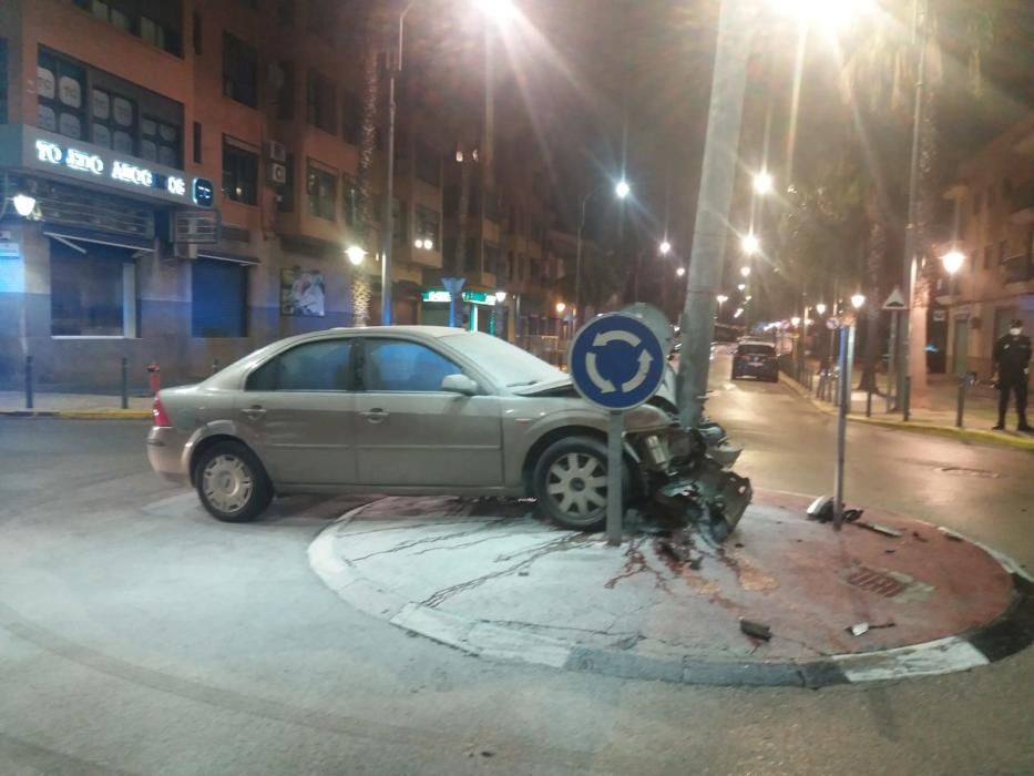 Una conductora borracha se estrella contra una farola en Xirivella en pleno estado de alarma