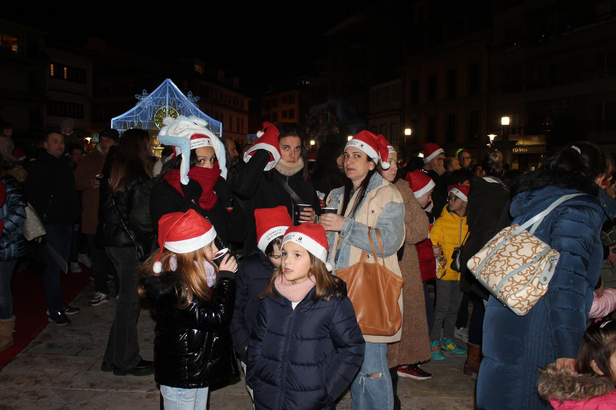 Villaviciosa 'descorcha' la Navidad con un brindis multitudinario