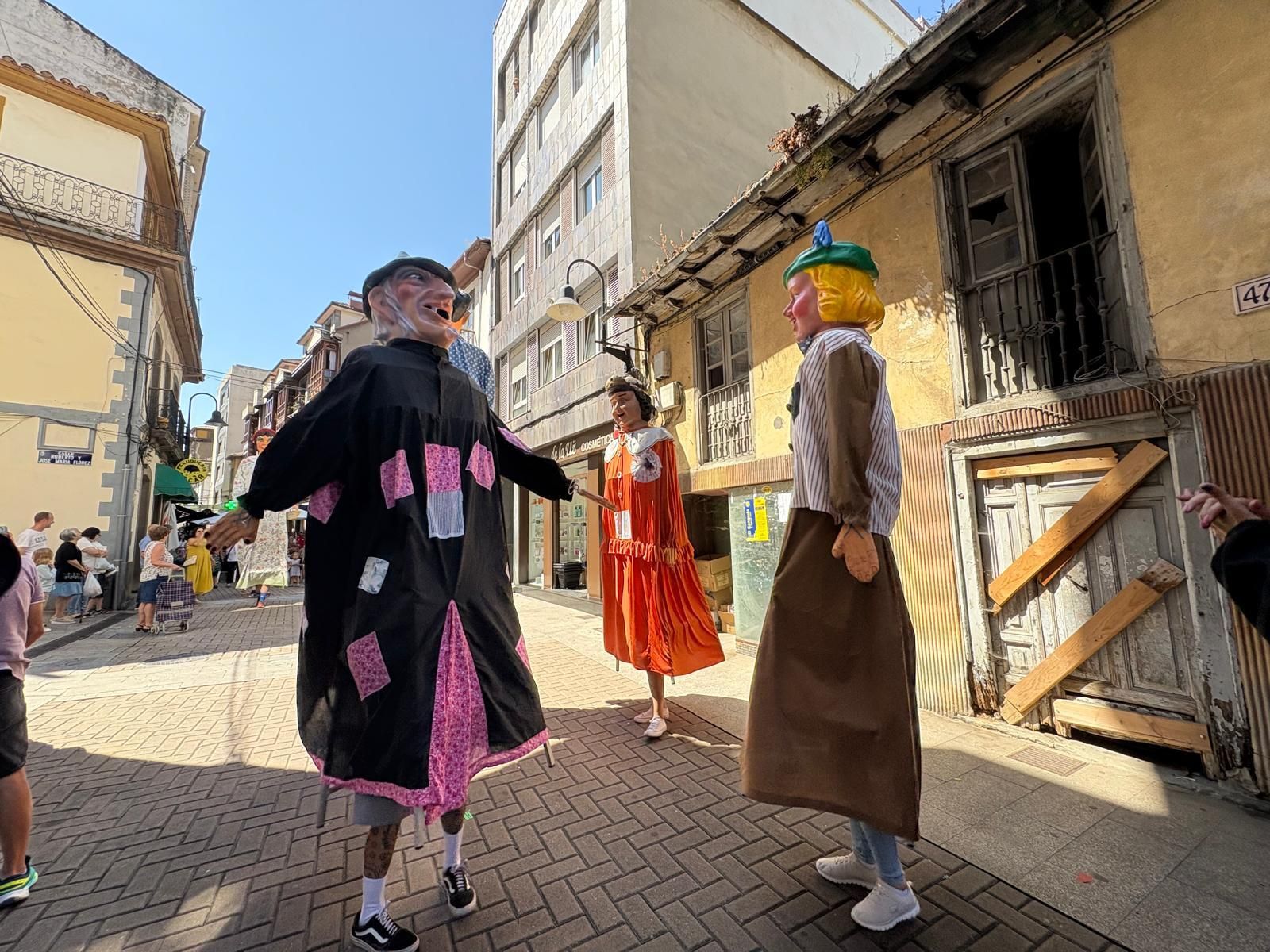 Los gigantes y cabezudos llenan de color y música Cangas del Narcea