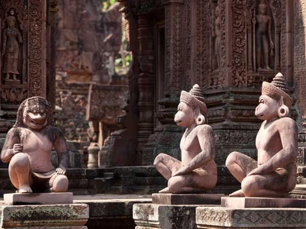 Figuras a la entrada del templo hindú  Banteay Srei.
