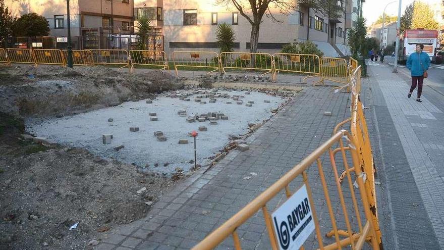 Obras paralizadas para un compostero comunitario en la plaza de Europa de Monte Porreiro. // R. Vázquez