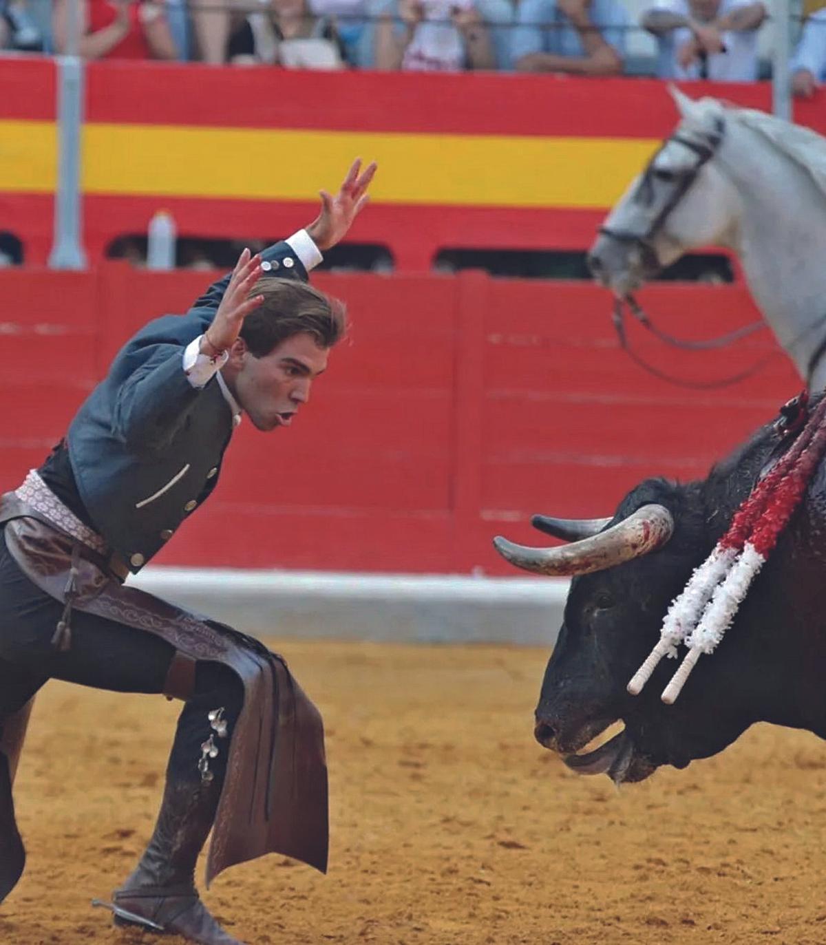 Sebastián Fernández, en un desplante tras clavar el rejón de castigo.