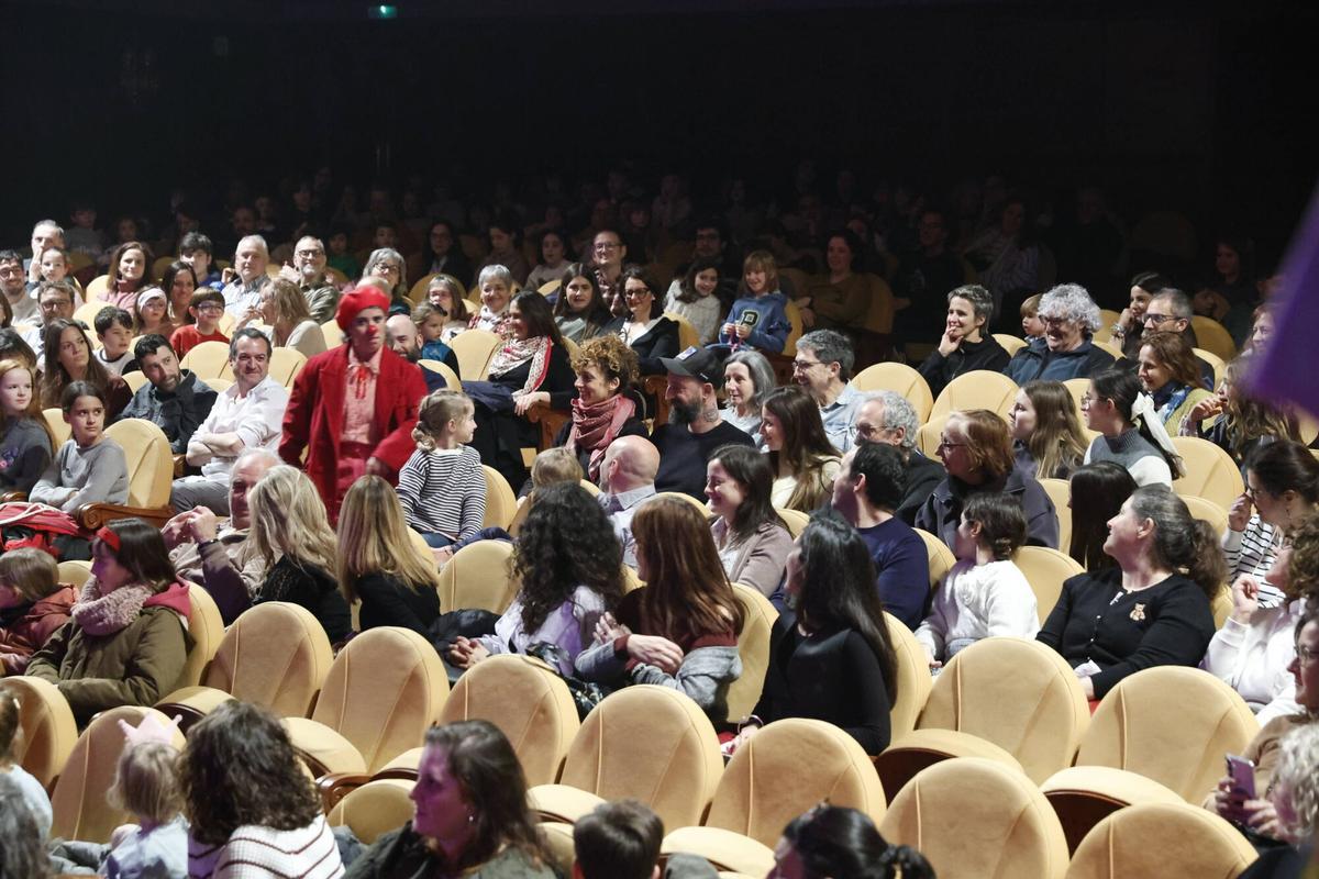 Público en el Teatro Jovellanos, en la representación de "Soc" por la compañía de teatro MARTA SITJA en la clausura de FETEN 2026.