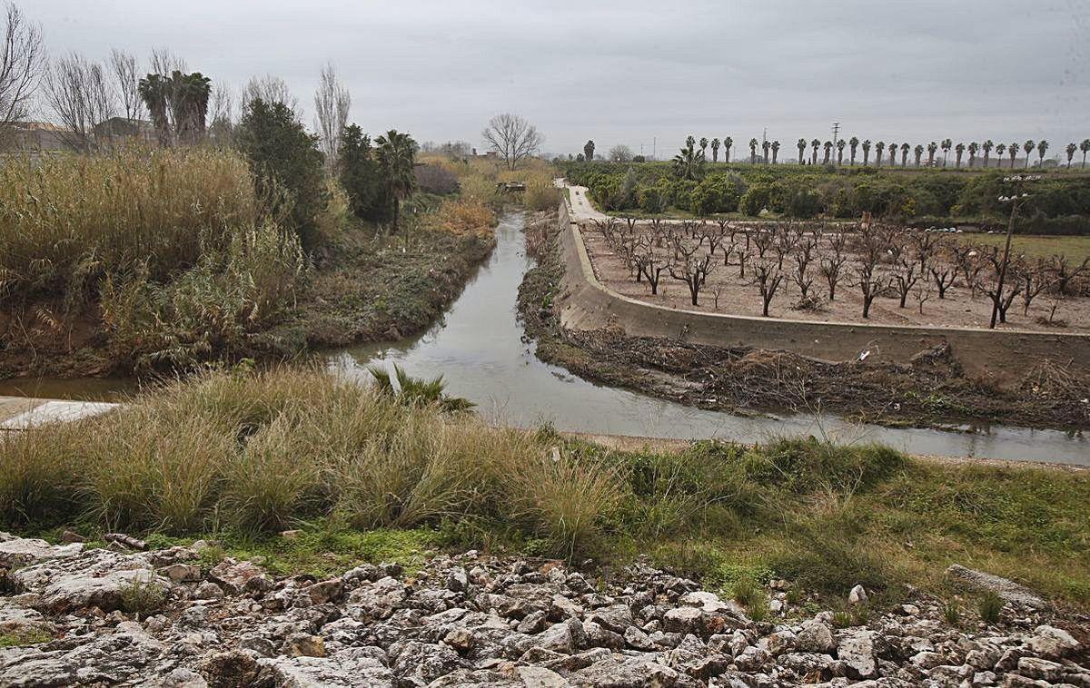 Alzira denuncia vertidos incontrolados que degradan el río Verde y el Barxeta