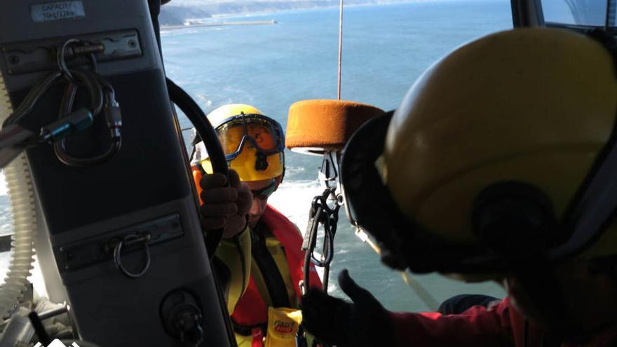 Rescatado un percebero en playa de los Quebrantos, en Soto del Barco