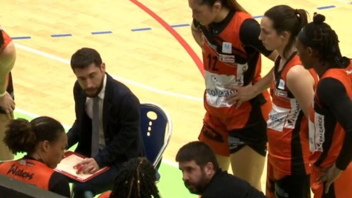 Jacinto Carbajal, durante un tiempo muerto en el partido de ayer.