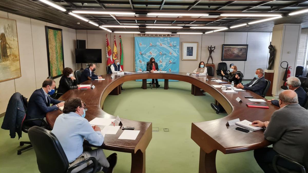 Reunión en la delegación territorial de Zamora de la Junta de Castilla y León sobre la campaña de vacunación.