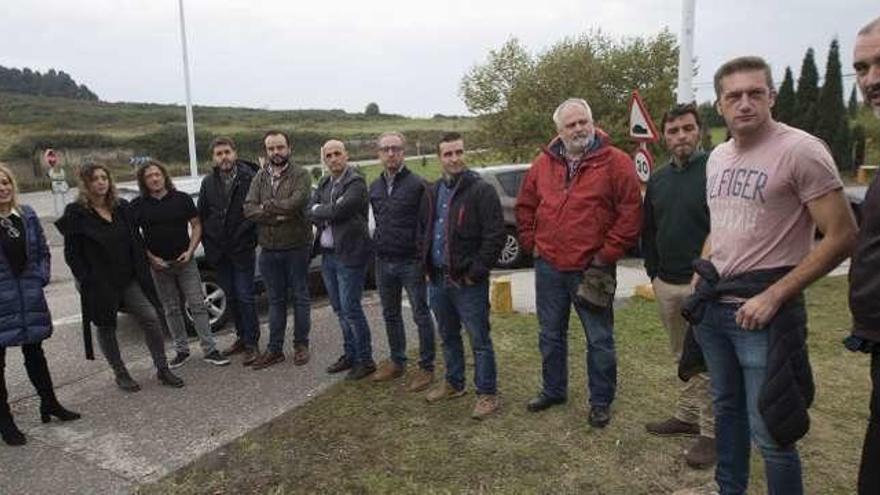 Los eurodiputados asturianos (Ángela Vallina, a la izquierda; Tania González, a su lado, y Jonás Fernández, cuarto por la izquierda), con miembros del comité de empresa de Alcoa y otros dirigentes sindicales.