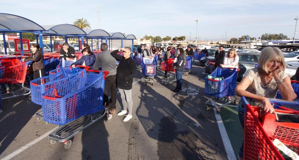 Largas colas en el Mercadona de San Blas y en el Carrefour de Sant Joan por el temor al coronavirus en Alicante