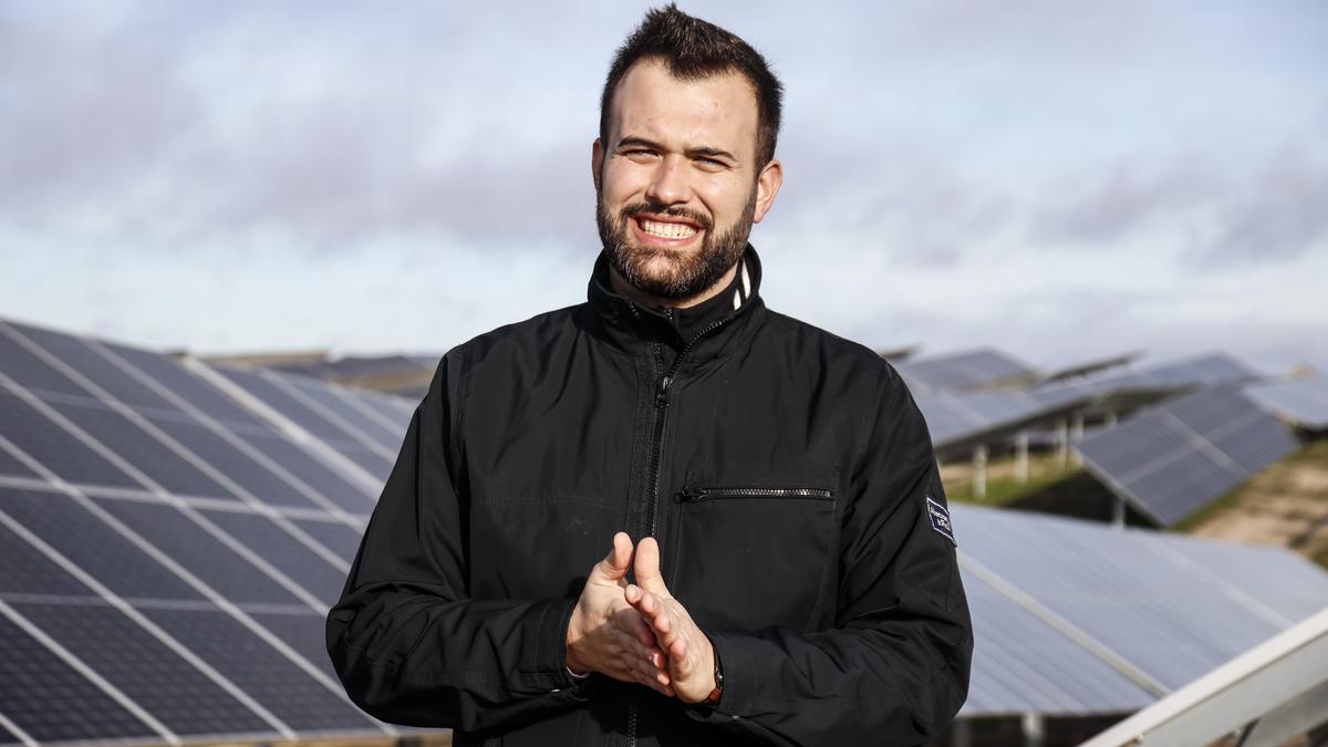 El alcalde de Cáceres, Luis Salaya, durante una visita a fotovoltaicas.